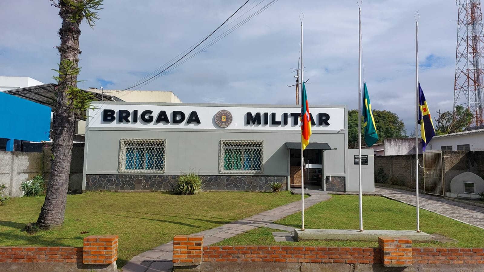 BANDEIRAS A MEIO-MASTRO NO PELOTÃO DE TAPES EM HOMENAGEM AOS POLICIAIS MILITARES MORTOS EM SERVIÇO