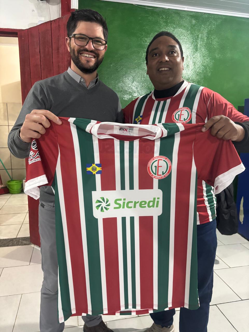 ENTREGUE MATERIAL ESPORTIVO PARA O GRÊMIO ESPORTIVO JUVENIL 