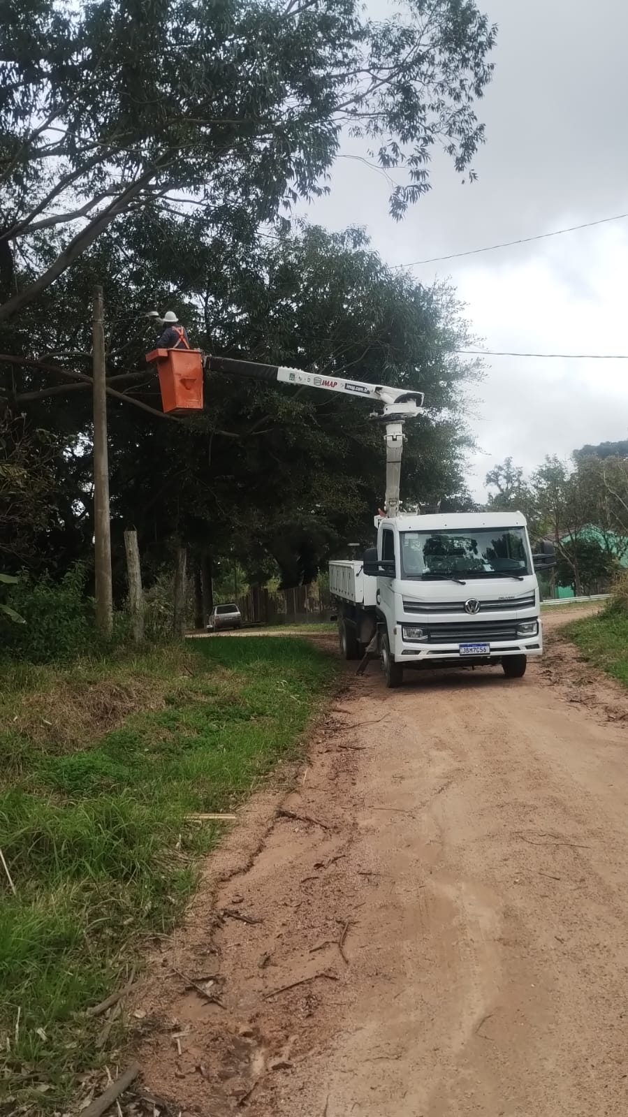 ILUMINAÇÃO PÚBLICA RECEBE MUTIRÃO DE MANUTENÇÃO NO BAIRRO NOVA TAPES