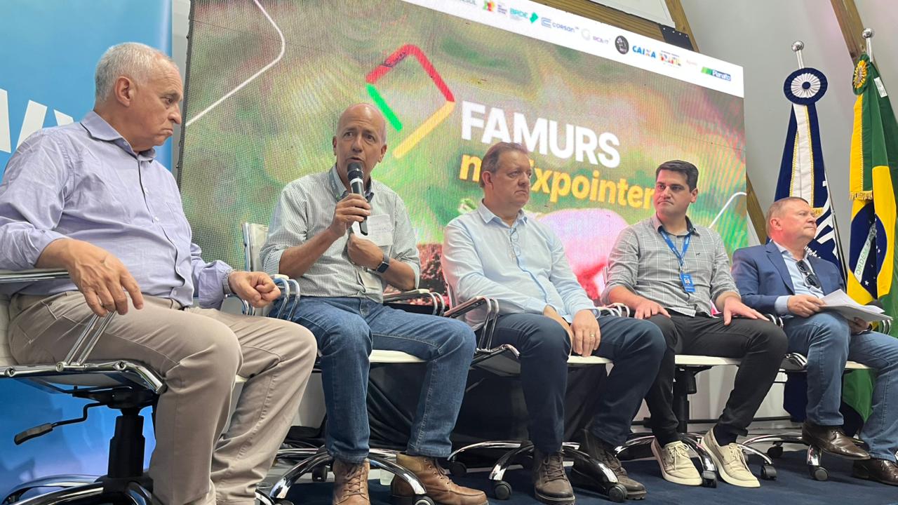 SECRETÁRIOS DE TAPES PARTICIPAM DE REUNIÃO DA FAMURS NA EXPOINTER