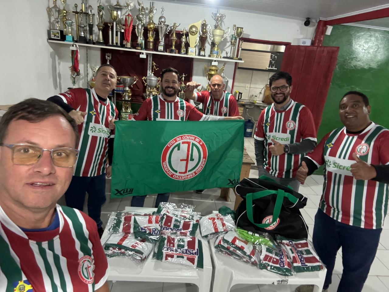 ENTREGUE MATERIAL ESPORTIVO PARA O GRÊMIO ESPORTIVO JUVENIL 