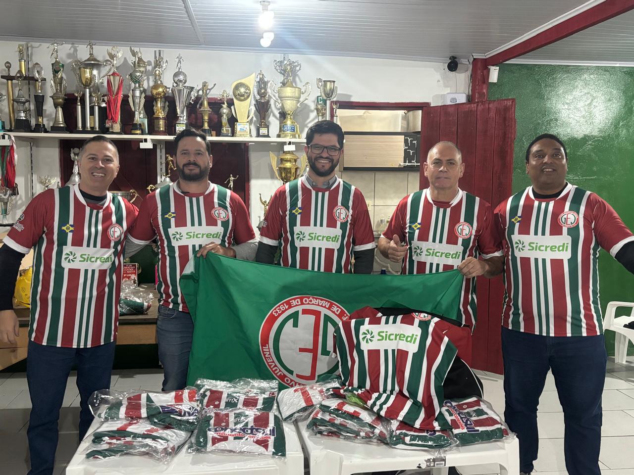 ENTREGUE MATERIAL ESPORTIVO PARA O GRÊMIO ESPORTIVO JUVENIL 