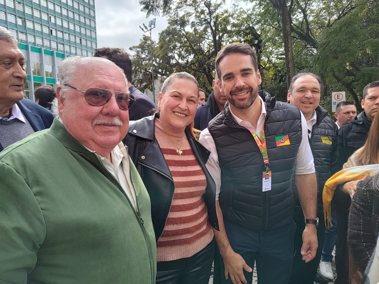 TAPES RECEBE ÔNIBUS ESCOLAR EM ATO COM O GOVERNADOR EDUARDO LEITE