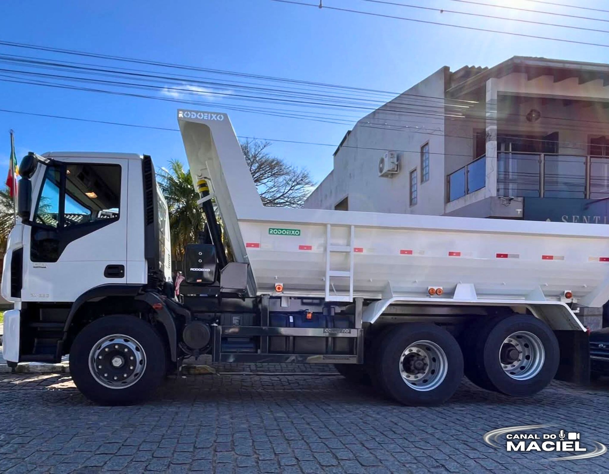 SENTINELA DO SUL RECEBE CAMINHÃO CAÇAMBA ADQUIRIDO COM EMENDA PARLAMENTAR E CONTRAPARTIDA MUNICIPAL