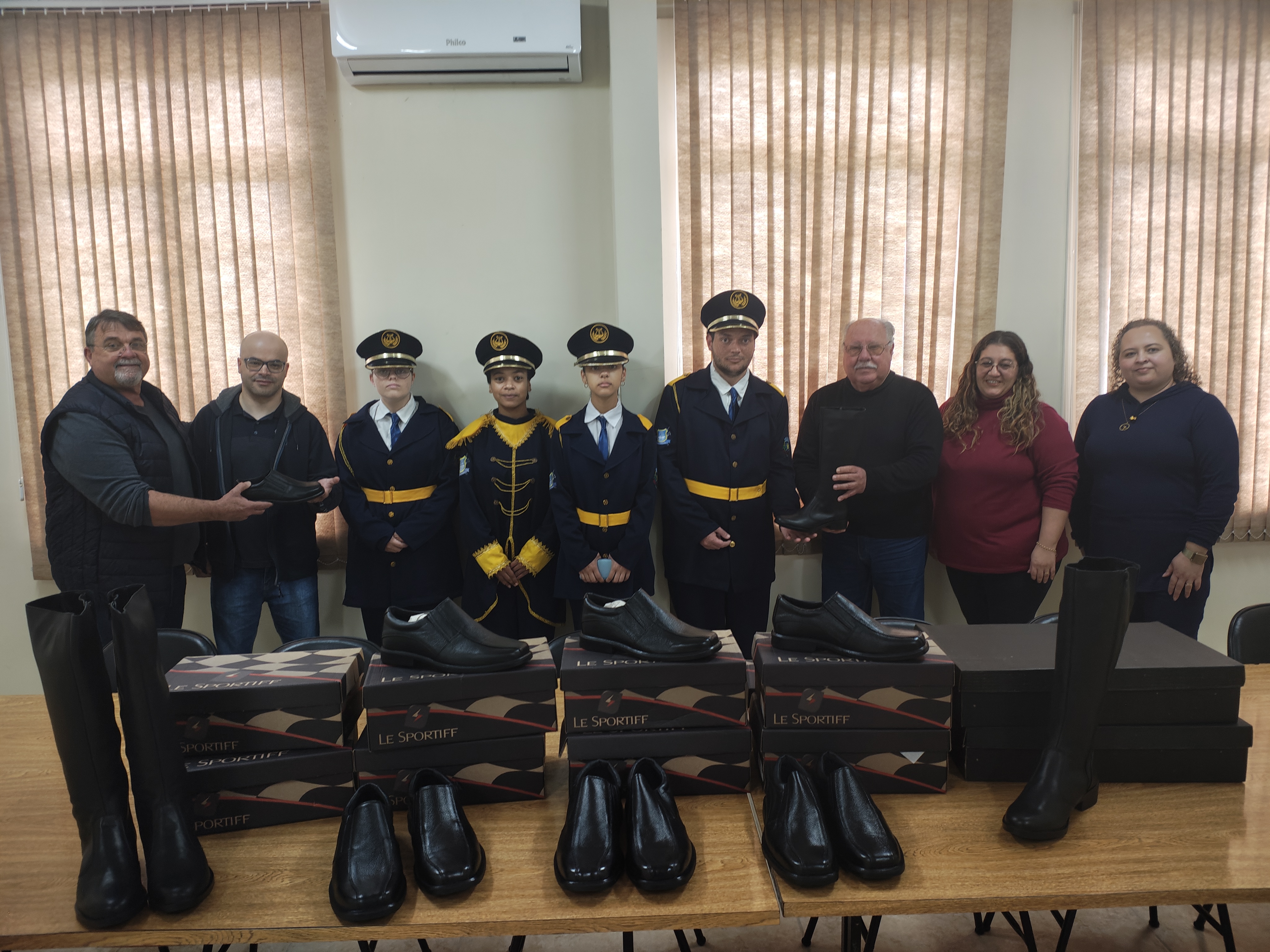 PREFEITURA ENTREGA NOVOS CALÇADOS PARA A BANDA MUNICIPAL