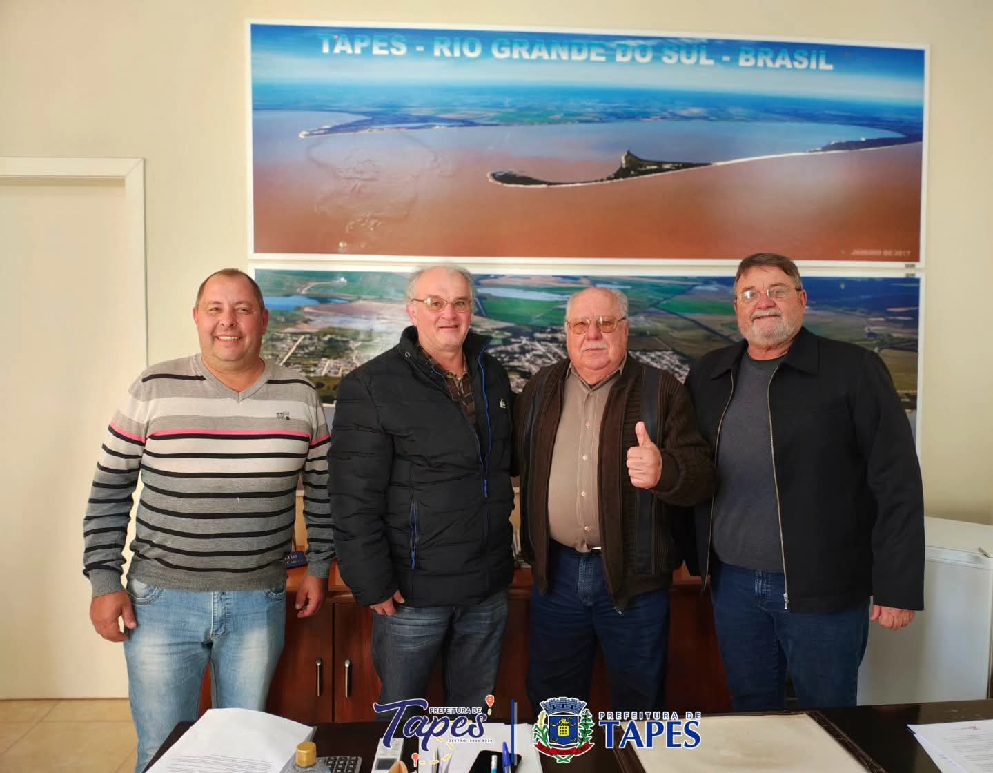 PADRE JOÃO MIGUEL SCHÄFER VISITA O GABINETE DO PREFEITO GARCEZ E TRATA SOBRE A CAPELA DA CAMÉLIA