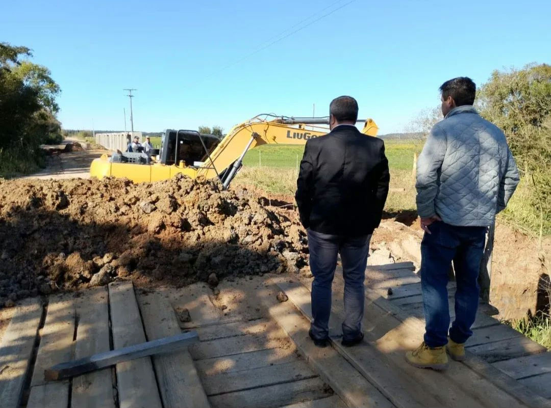 PREFEITO DE SENTINELA DO SUL ACOMPANHA INÍCIO DAS OBRAS DE GALERIAS NO POTREIRO GRANDE