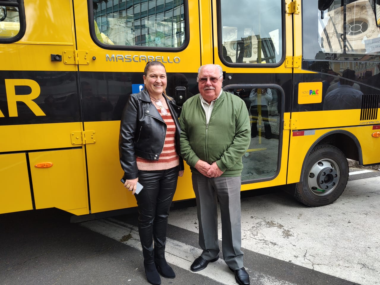 TAPES RECEBE ÔNIBUS ESCOLAR EM ATO COM O GOVERNADOR EDUARDO LEITE