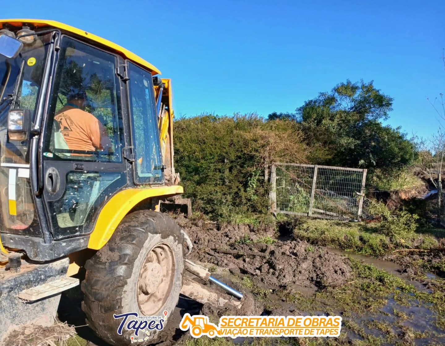 SECRETARIA DE OBRAS REALIZA LIMPEZA PREVENTIVA DOS VALOS NA AVENIDA CAMAQUÃ